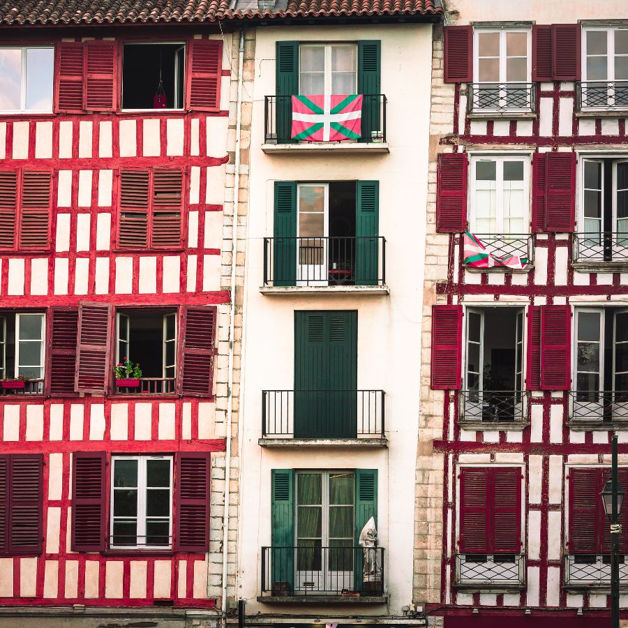 Vue panoramique du Pays Basque - Côte Basque entre océan et montagnes