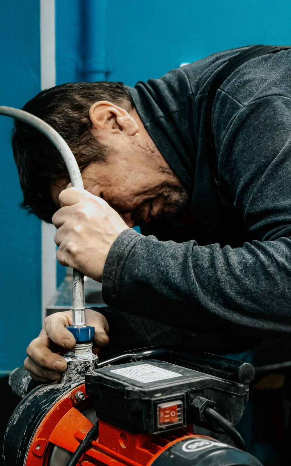 Plombier professionnel en intervention