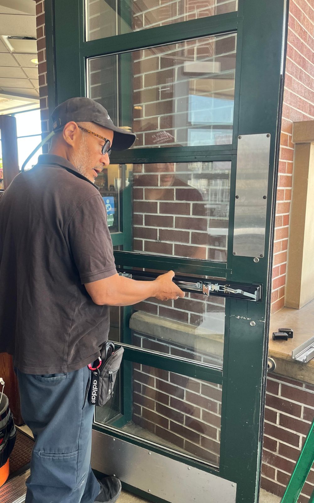 Serrurier professionnel en intervention sur une serrure