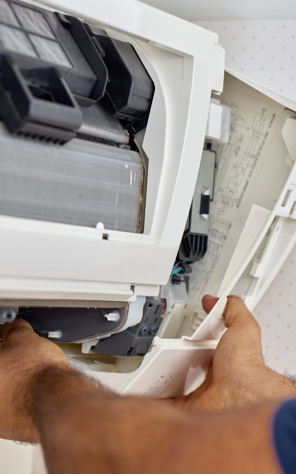 Chauffagiste professionnel en intervention sur une chaudière